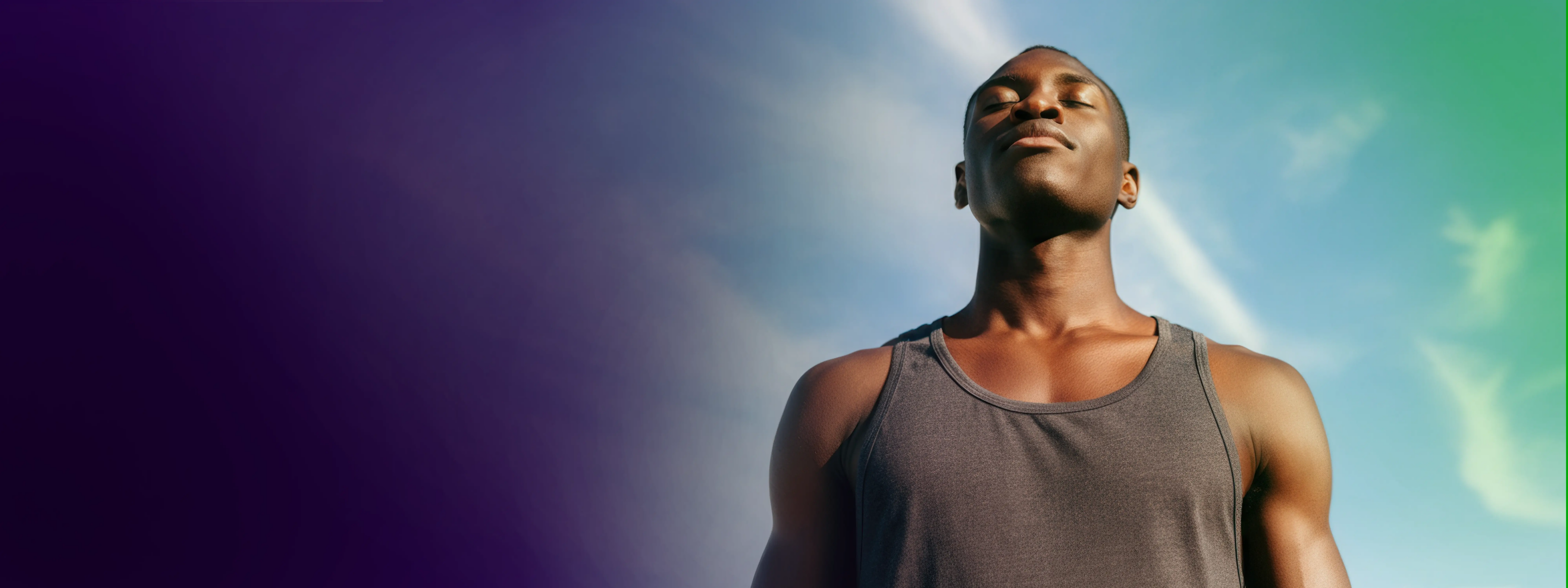 Een sporter zit ontspannen naast een ijsbad na een intensieve training, ademt diep in en straalt rust en herstel uit.